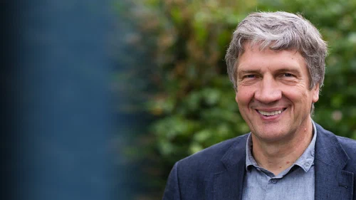 How Does the Molecular Machine That Drives Energy Conversion in the Cell Membrane Work? …