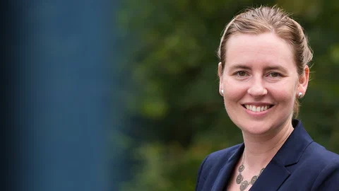 What Does Dental Calculus Reveal About Human Evolution? Cover